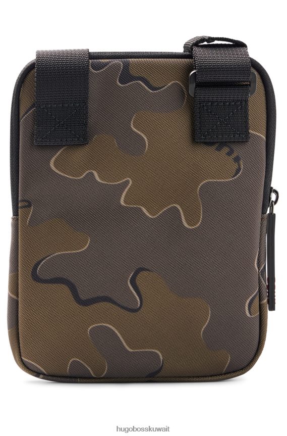 4TFNJN5505 منقوشة باللون الأخضر Hugo Boss حقيبة مراسل بطبعة هوغو مموهة منقوشة باللون الأخضر مع ملصق شعار أحمر