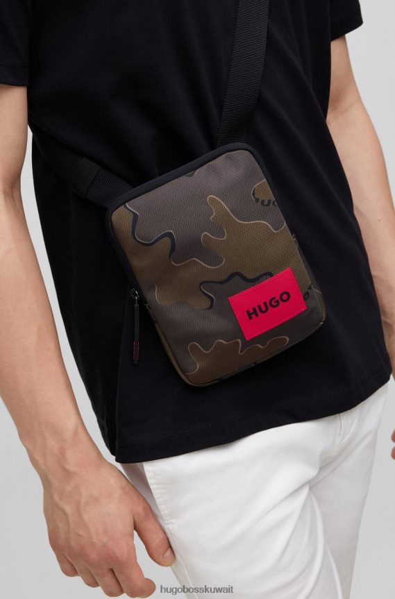 4TFNJN5505 منقوشة باللون الأخضر Hugo Boss حقيبة مراسل بطبعة هوغو مموهة منقوشة باللون الأخضر مع ملصق شعار أحمر