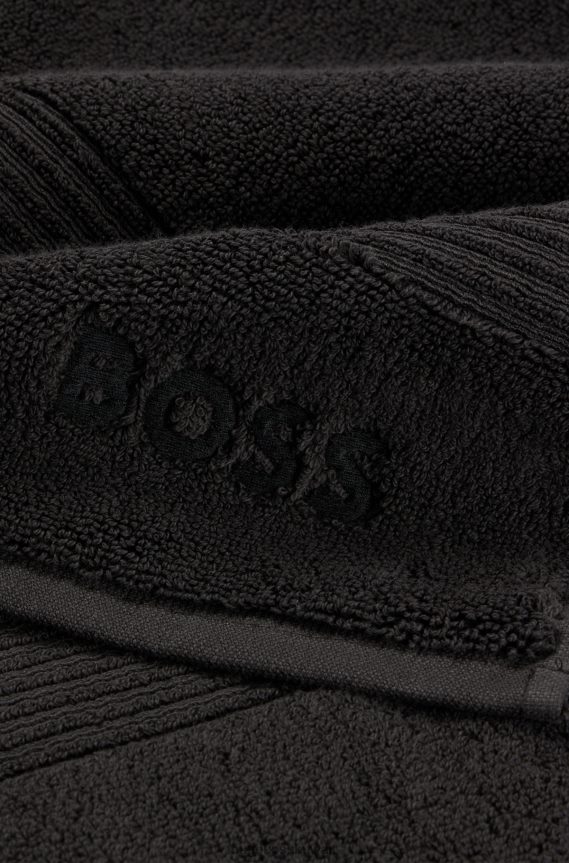 4TFNJN5507 أسود Hugo Boss منشفة حمام مطرزة بشعار هوغو من قطن بحر إيجه باللون الأسود