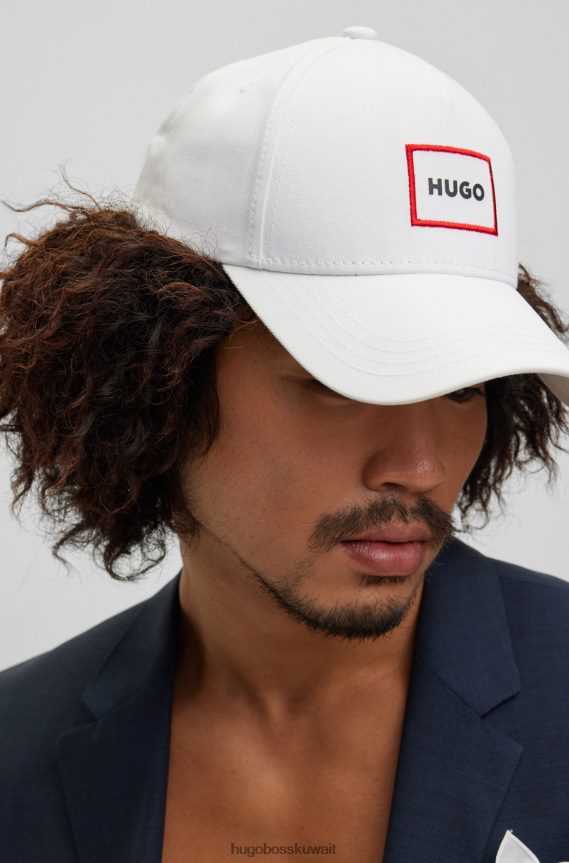 4TFNJN5539 أبيض Hugo Boss قبعة من نسيج قطني طويل مع شعار بإطار أحمر باللون الأبيض