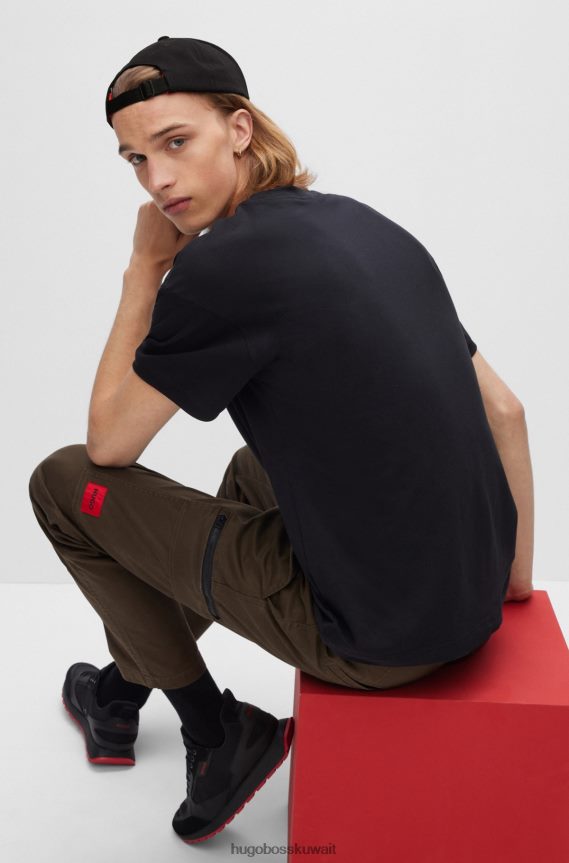 4TFNJN5540 أسود Hugo Boss قبعة هوغو قطنية طويلة سوداء مع شعار بإطار أحمر