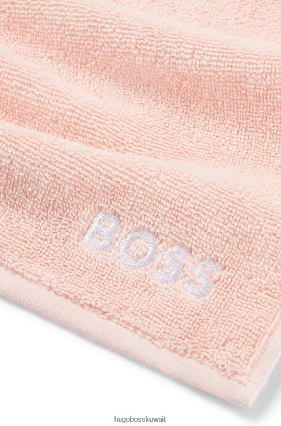 4TFNJN5551 لون القرنفل Hugo Boss قماش وجه وردي من القطن المصري مع شعار هوغو بلون متباين