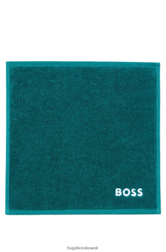 4TFNJN5553 أخضر غامق Hugo Boss قماش هوغو للوجه من القطن المصري باللون الأخضر الداكن مع شعار متباين