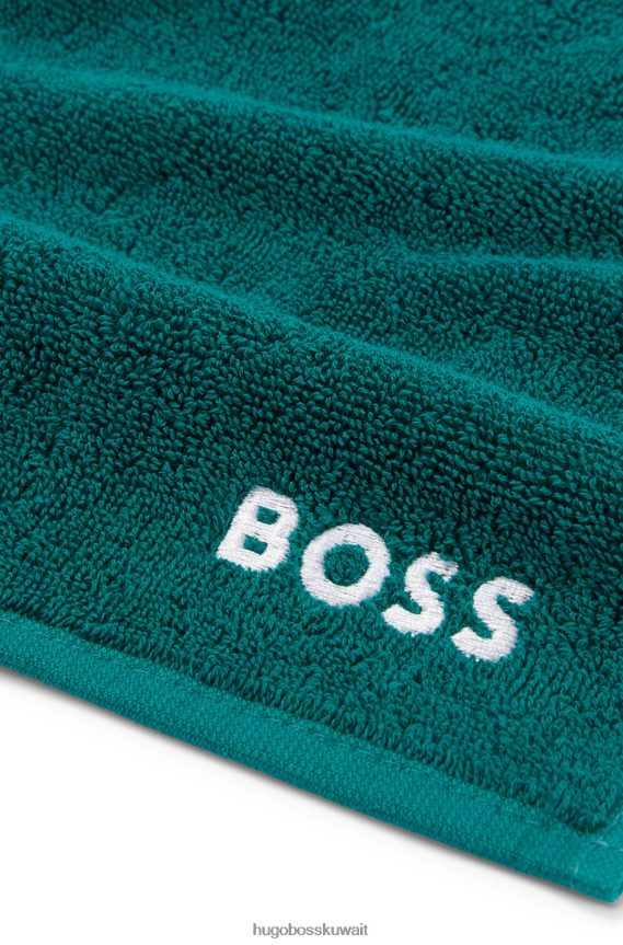 4TFNJN5553 أخضر غامق Hugo Boss قماش هوغو للوجه من القطن المصري باللون الأخضر الداكن مع شعار متباين