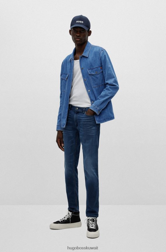 4TFNJN5564 أزرق غامق Hugo Boss قبعة من نسيج قطني طويل مع شعار مطرز هوغو باللون الأزرق الداكن