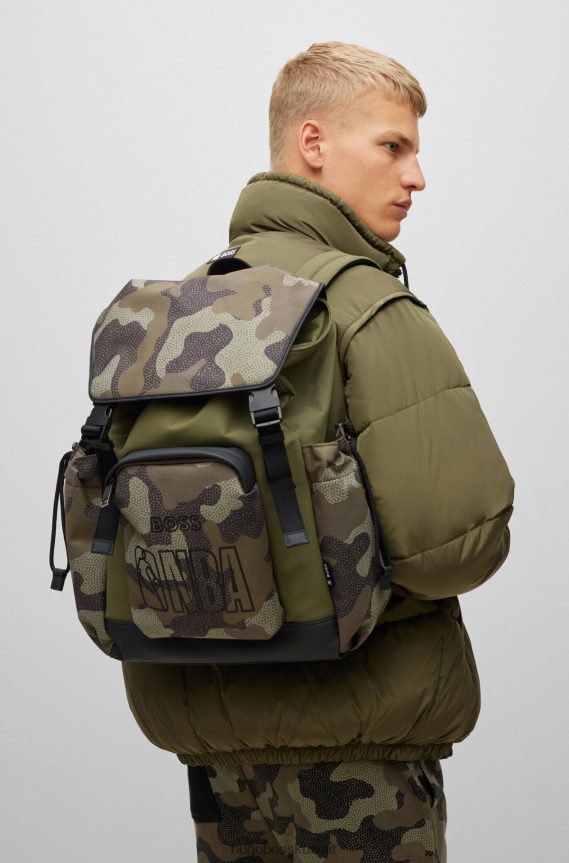 4TFNJN5590 منقوشة Hugo Boss حقيبة ظهر منقوشة بطبعات مموهة تحمل علامة Hugo التجارية التعاونية