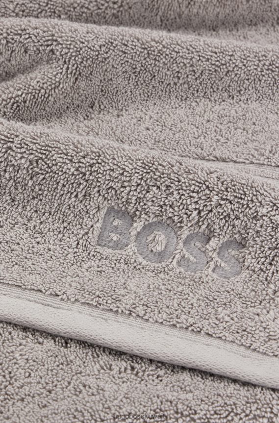 4TFNJN5591 فضة Hugo Boss منشفة حمام مطرزة بشعار الماركة من قطن بحر إيجه باللون الفضي