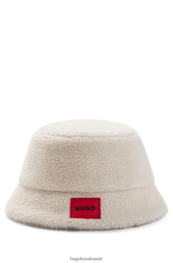 4TFNJN5596 أبيض Hugo Boss قبعة دلو مصنوعة من صوف تيدي مع شعار أحمر اللون باللون الأبيض