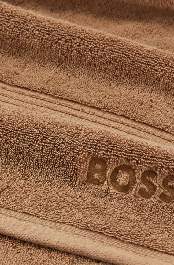 4TFNJN5607 بني Hugo Boss منشفة يد بشعار هوغو بني من قطن بحر إيجه