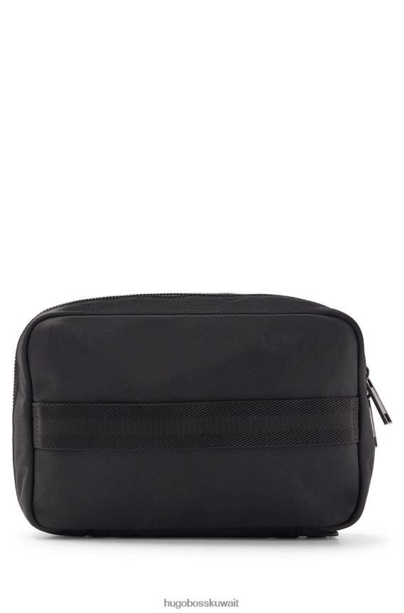 4TFNJN5613 أسود Hugo Boss حقيبة هوغو سوداء بسحاب مصنوعة من قماش معاد تدويره مع شريط مميز