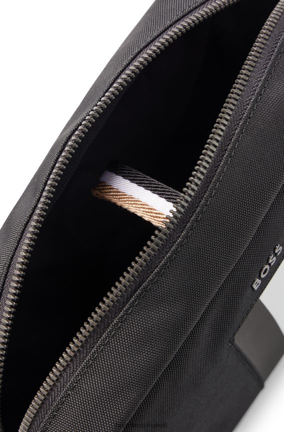 4TFNJN5613 أسود Hugo Boss حقيبة هوغو سوداء بسحاب مصنوعة من قماش معاد تدويره مع شريط مميز