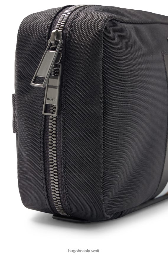 4TFNJN5613 أسود Hugo Boss حقيبة هوغو سوداء بسحاب مصنوعة من قماش معاد تدويره مع شريط مميز