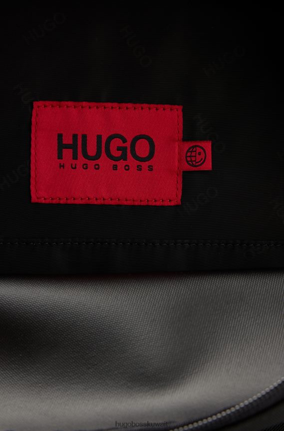 4TFNJN5626 أسود Hugo Boss حقيبة ظهر Hugo سوداء من النايلون المعاد تدويره مع ملصق شعار أحمر
