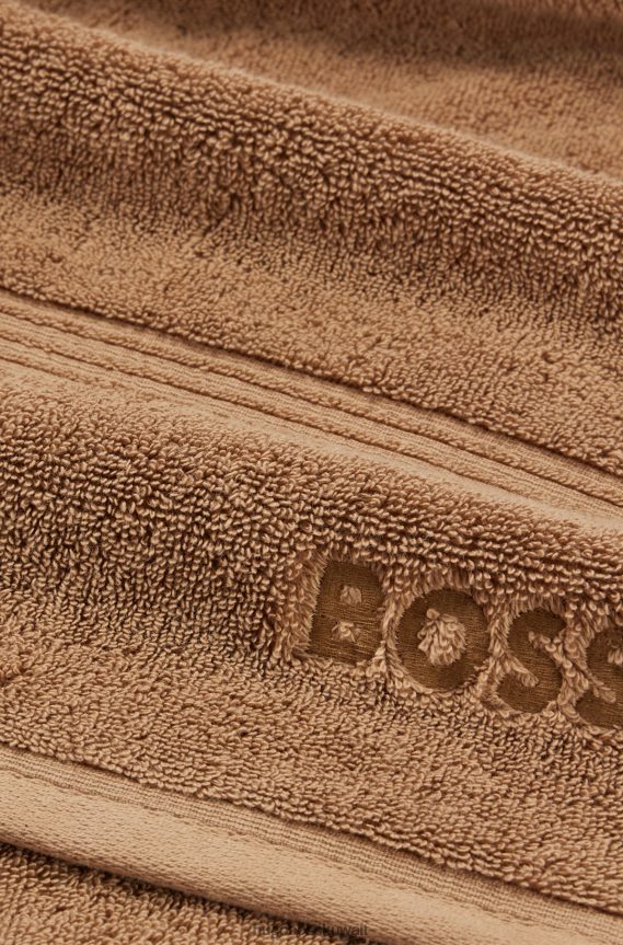 4TFNJN5638 بني Hugo Boss منشفة حمام بشعار هوغو باللون البني من قطن بحر إيجه
