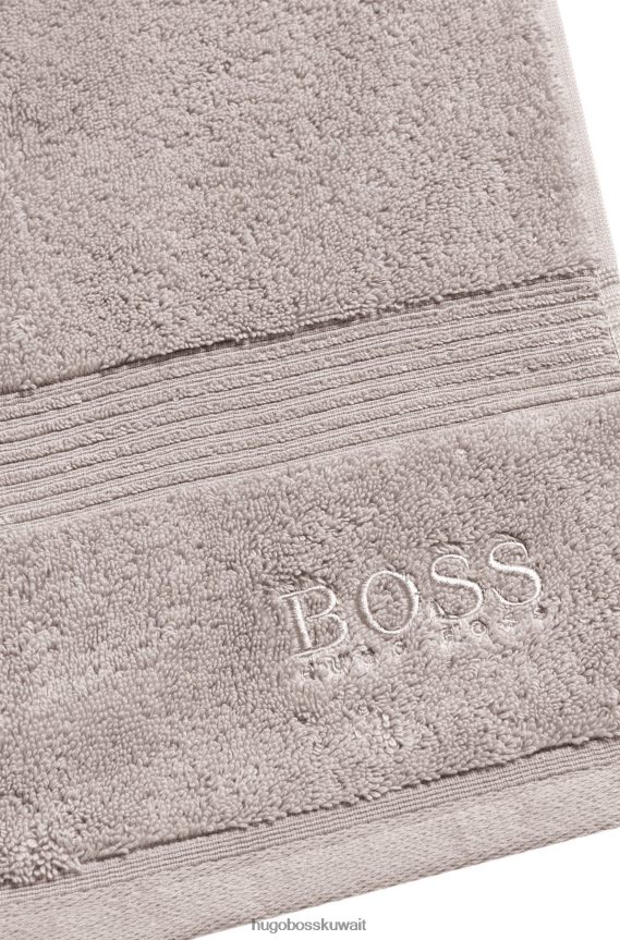 4TFNJN5640 البيج الفاتح Hugo Boss منشفة حمام بشعار هوغو من قطن بحر إيجة، بيج فاتح
