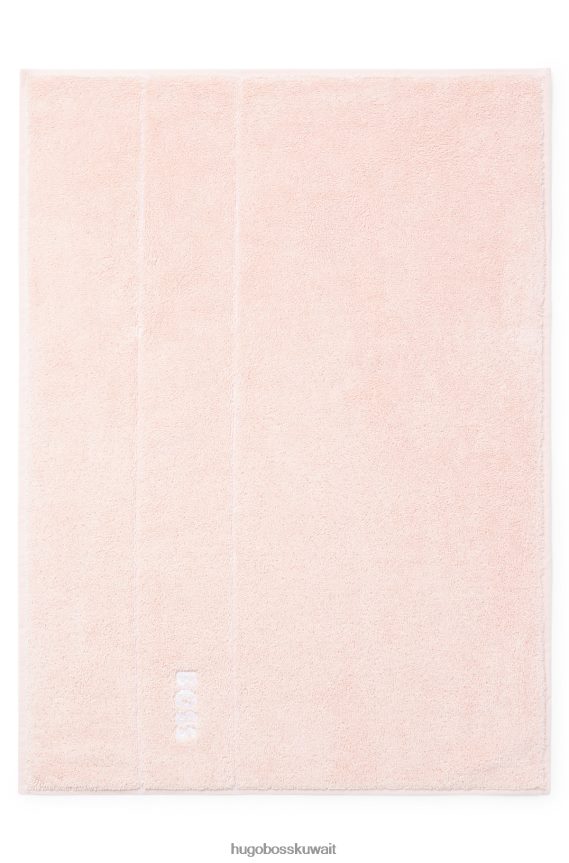 4TFNJN5650 لون القرنفل Hugo Boss سجادة حمام من القطن المصري مع شعار متباين باللون الوردي هوغو