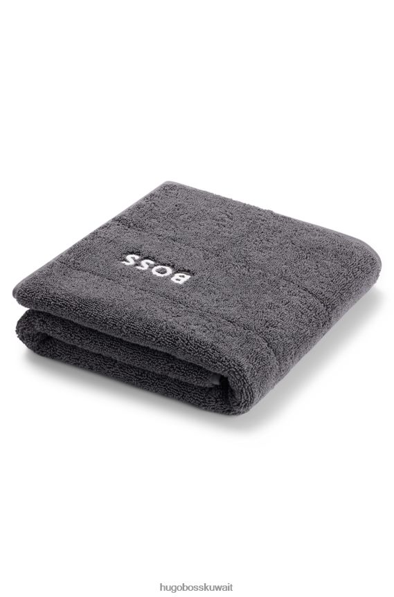 4TFNJN5652 الرمادي الداكن Hugo Boss سجادة حمام هوغو من القطن المصري باللون الرمادي الداكن مع شعار متباين