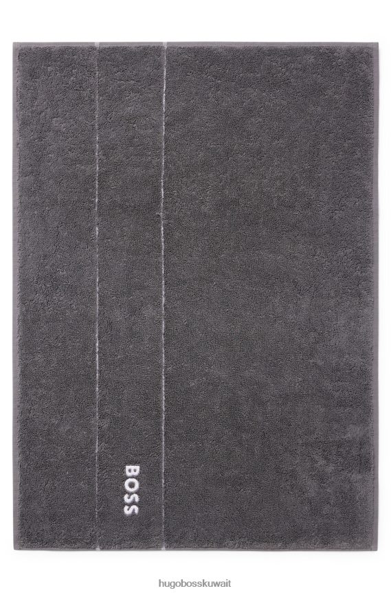 4TFNJN5652 الرمادي الداكن Hugo Boss سجادة حمام هوغو من القطن المصري باللون الرمادي الداكن مع شعار متباين