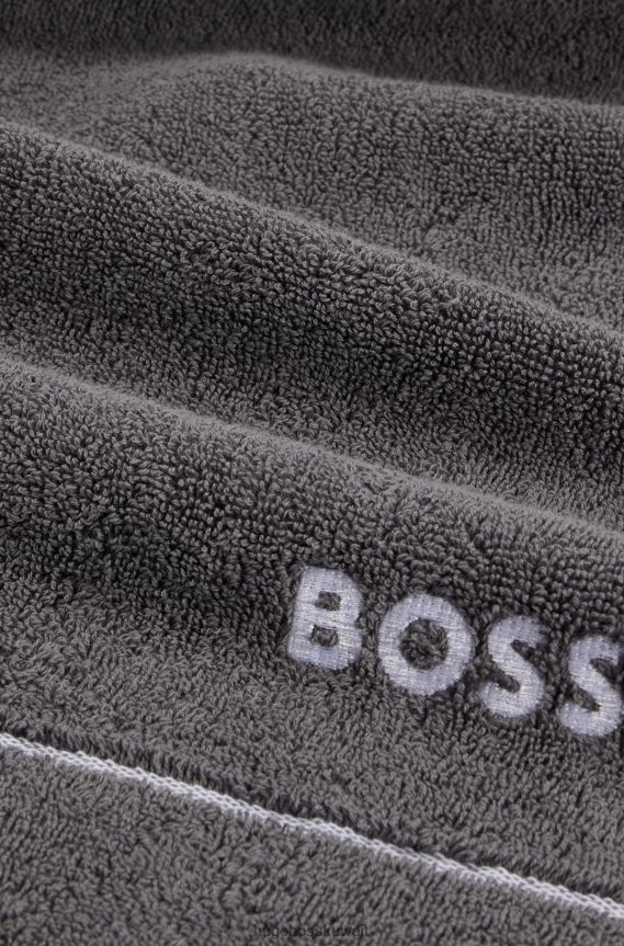 4TFNJN5652 الرمادي الداكن Hugo Boss سجادة حمام هوغو من القطن المصري باللون الرمادي الداكن مع شعار متباين