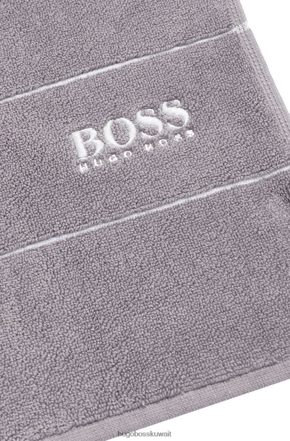 4TFNJN5657 رمادي Hugo Boss سجادة حمام هوغو من القطن المصري باللون الرمادي مع شعار متباين