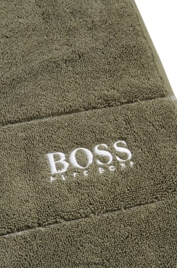 4TFNJN5661 أخضر غامق Hugo Boss سجادة حمام من القطن المصري باللون الأخضر مع شعار هوغو المتباين