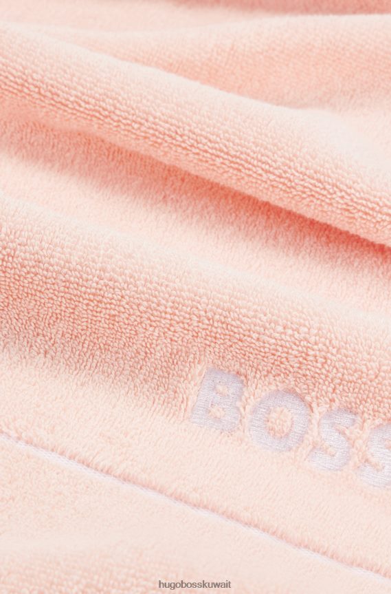 4TFNJN5669 لون القرنفل Hugo Boss منشفة يد من القطن المصري مع شعار متباين باللون الوردي