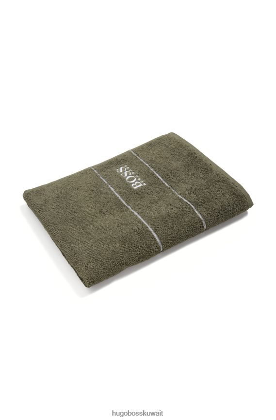 4TFNJN5680 أخضر غامق Hugo Boss منشفة يد من القطن المصري باللون الأخضر الداكن مع شعار هوغو متباين