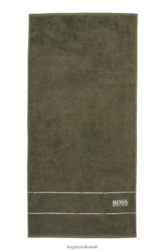 4TFNJN5680 أخضر غامق Hugo Boss منشفة يد من القطن المصري باللون الأخضر الداكن مع شعار هوغو متباين