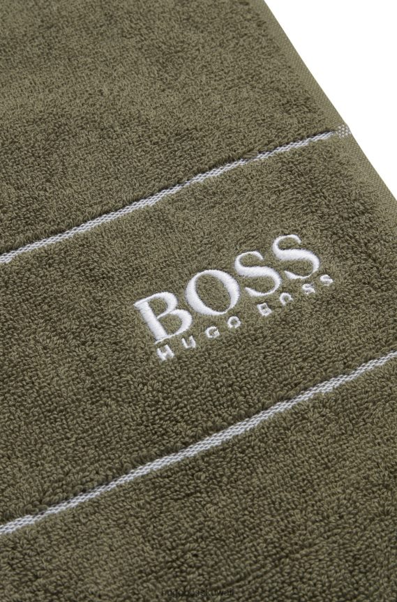 4TFNJN5680 أخضر غامق Hugo Boss منشفة يد من القطن المصري باللون الأخضر الداكن مع شعار هوغو متباين