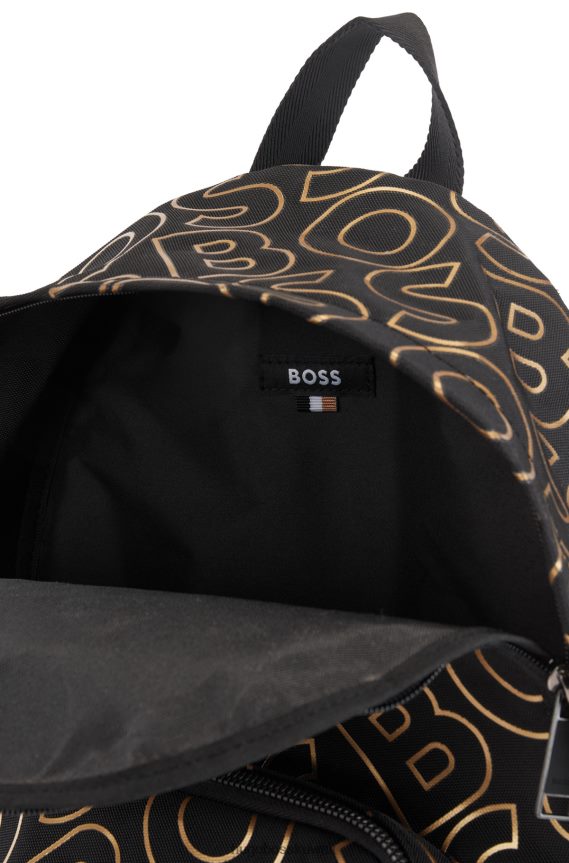 4TFNJN5688 أسود Hugo Boss حقيبة ظهر سوداء بطبعة شعار Hugo مصنوعة من قماش مُعاد تدويره
