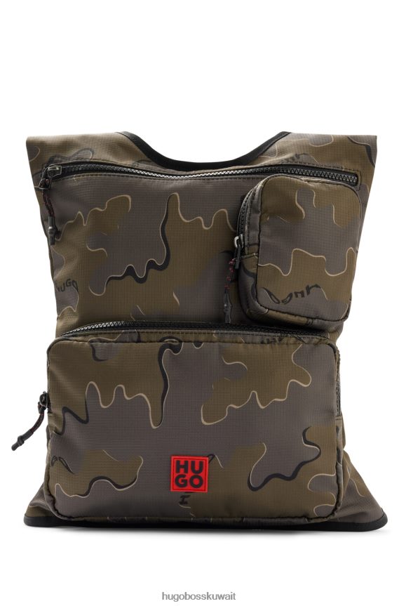4TFNJN5694 منقوشة Hugo Boss حقيبة ظهر منقوشة بطباعة مموهة من هوغو مع ملصق شعار أحمر مكدس