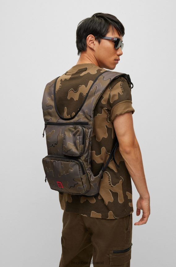 4TFNJN5694 منقوشة Hugo Boss حقيبة ظهر منقوشة بطباعة مموهة من هوغو مع ملصق شعار أحمر مكدس