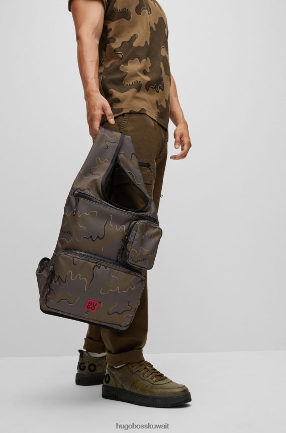 4TFNJN5694 منقوشة Hugo Boss حقيبة ظهر منقوشة بطباعة مموهة من هوغو مع ملصق شعار أحمر مكدس