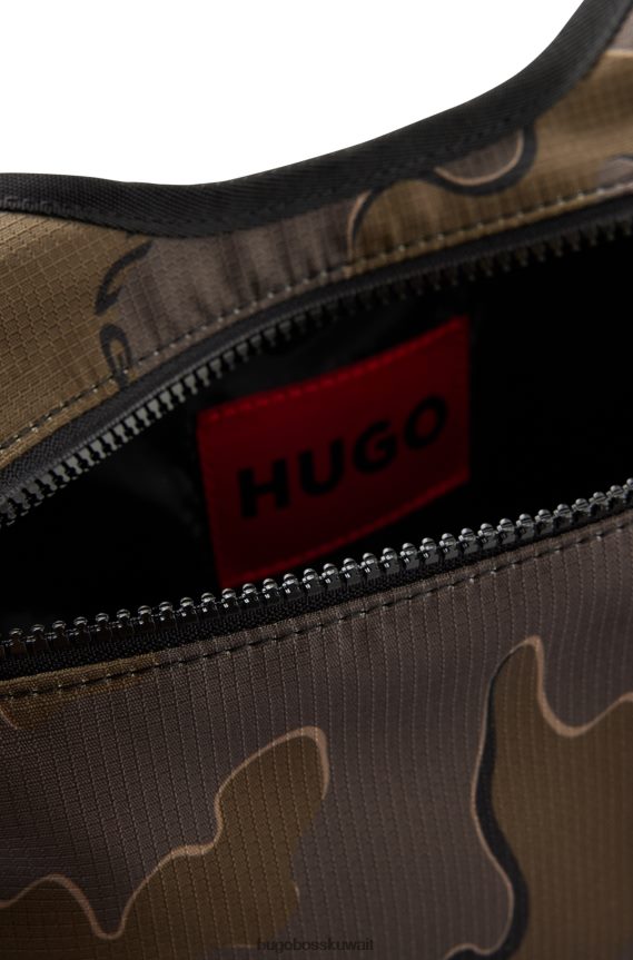 4TFNJN5694 منقوشة Hugo Boss حقيبة ظهر منقوشة بطباعة مموهة من هوغو مع ملصق شعار أحمر مكدس