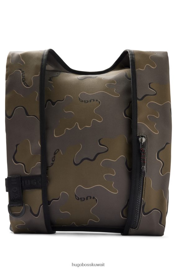 4TFNJN5694 منقوشة Hugo Boss حقيبة ظهر منقوشة بطباعة مموهة من هوغو مع ملصق شعار أحمر مكدس
