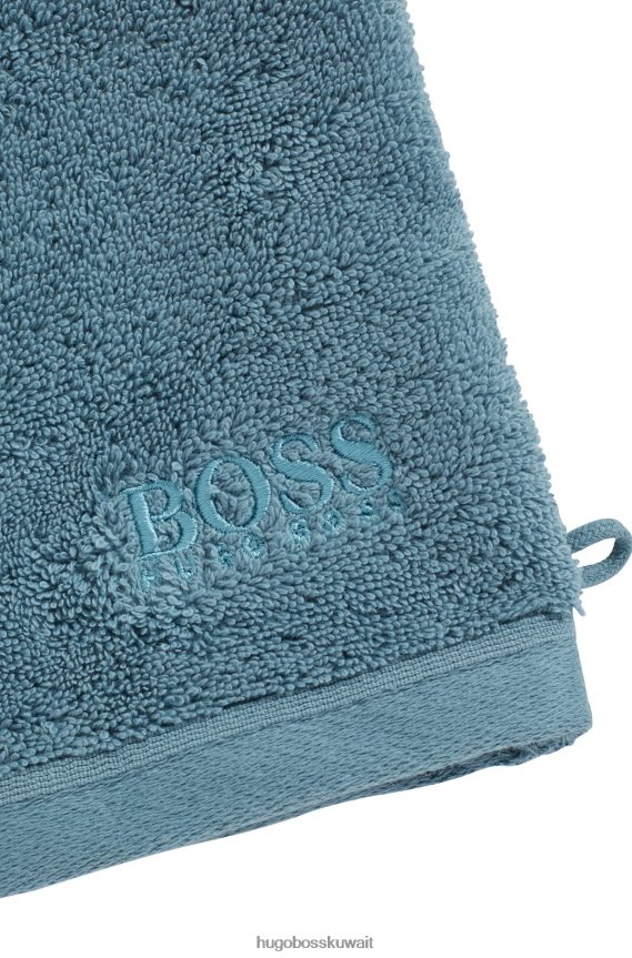 4TFNJN5725 أزرق غامق Hugo Boss قفاز غسيل بشعار باللون الأزرق الداكن مصنوع من قطن هوغو بحر إيجه