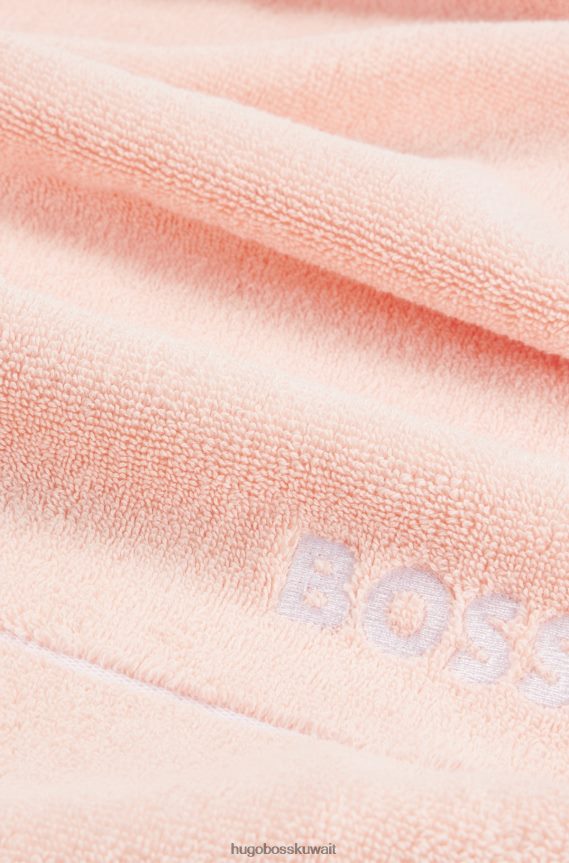 4TFNJN5778 لون القرنفل Hugo Boss منشفة حمام هوغو من القطن المصري مع شعار متباين باللون الوردي