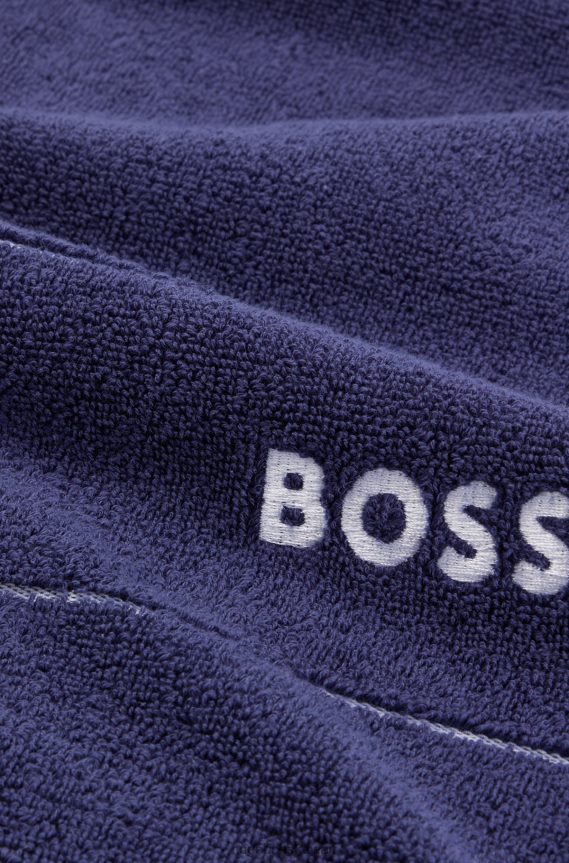 4TFNJN5779 أزرق غامق Hugo Boss منشفة حمام من القطن المصري مع شعار متباين باللون الأزرق الداكن من هوغو
