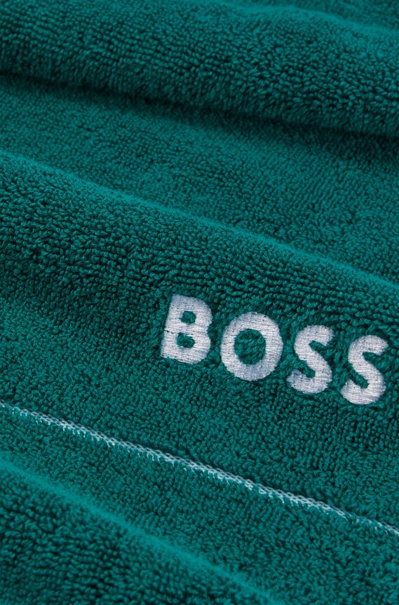 4TFNJN5780 أخضر غامق Hugo Boss منشفة حمام من القطن المصري باللون الأخضر الداكن مع شعار هوغو متباين