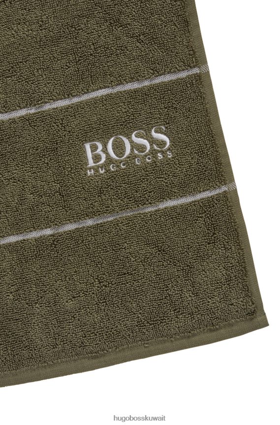 4TFNJN5786 أخضر غامق Hugo Boss منشفة حمام من القطن المصري باللون الأخضر مع شعار هوغو المتباين