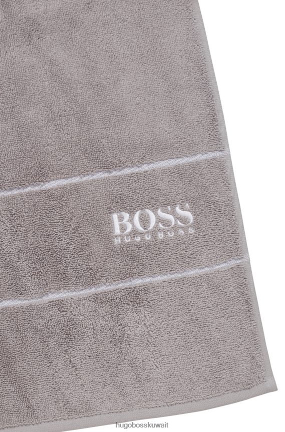 4TFNJN5788 رمادي Hugo Boss منشفة حمام هوغو من القطن المصري باللون الرمادي مع شعار متباين