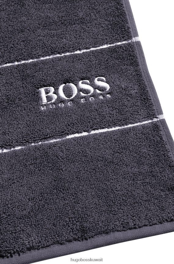 4TFNJN5789 الرمادي الداكن Hugo Boss منشفة حمام هوغو من القطن المصري باللون الرمادي الداكن مع شعار متباين
