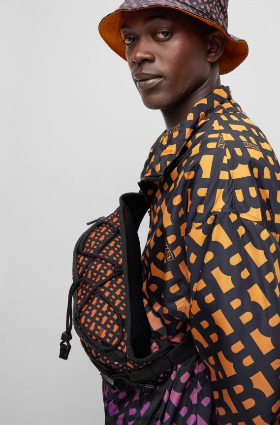 4TFNJN5790 منقوشة Hugo Boss × حقيبة خابي مصنوعة من القماش المعاد تدويره