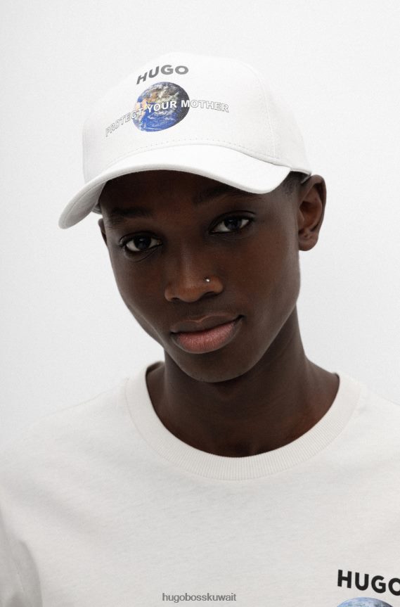 4TFNJN5809 البيج الفاتح Hugo Boss قبعة هوغو من نسيج قطني طويل باللون البيج الفاتح مع طباعة يوم الأرض