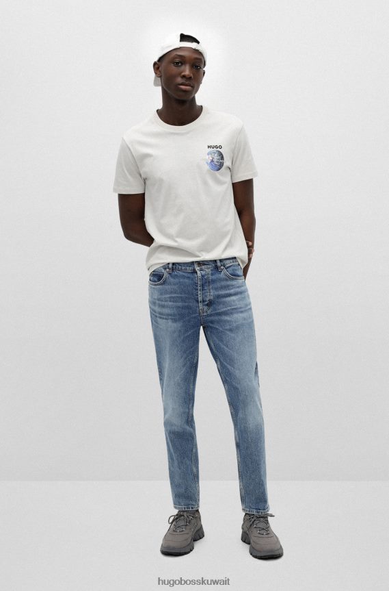 4TFNJN5809 البيج الفاتح Hugo Boss قبعة هوغو من نسيج قطني طويل باللون البيج الفاتح مع طباعة يوم الأرض