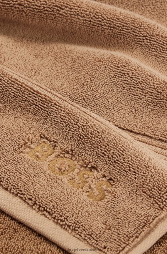 4TFNJN5827 بني Hugo Boss سجادة حمام بشعار هوغو باللون البني من قطن بحر إيجه