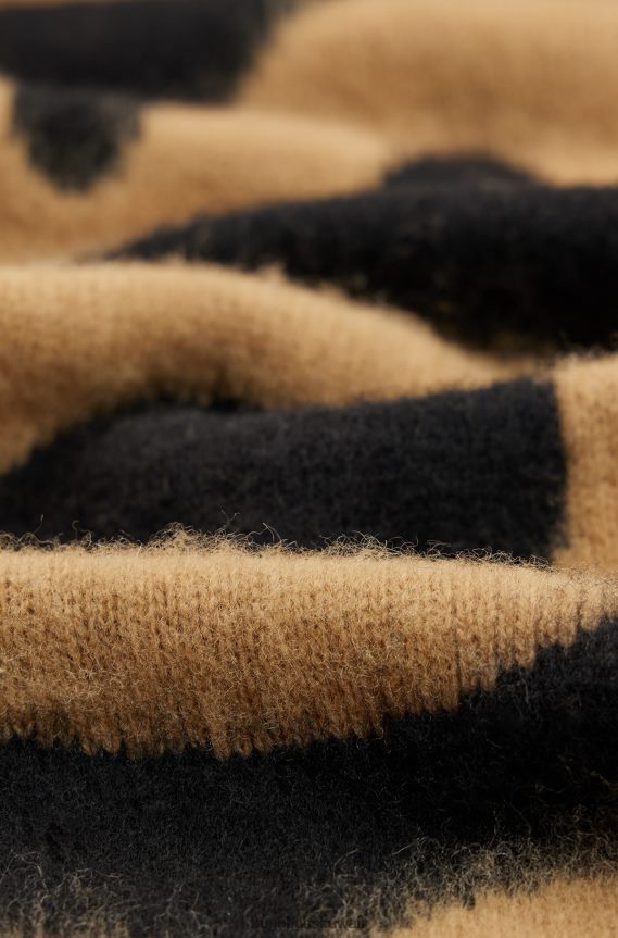 4TFNJN5840 أسود Hugo Boss وشاح هوغو من مزيج الصوف باللون الأسود مع شعار الجاكار ولمسة نهائية مصقولة