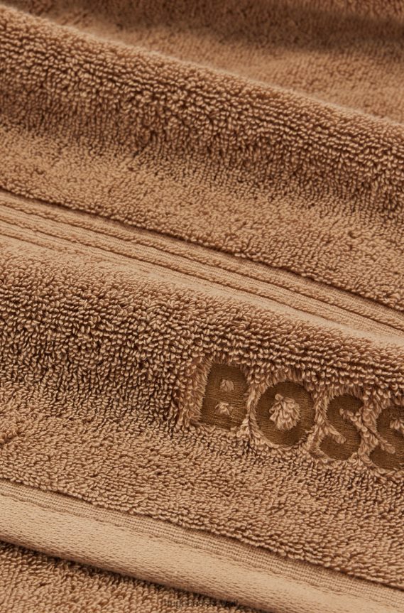 4TFNJN5932 بني Hugo Boss منشفة حمام بشعار هوغو من قطن بحر إيجه باللون البني