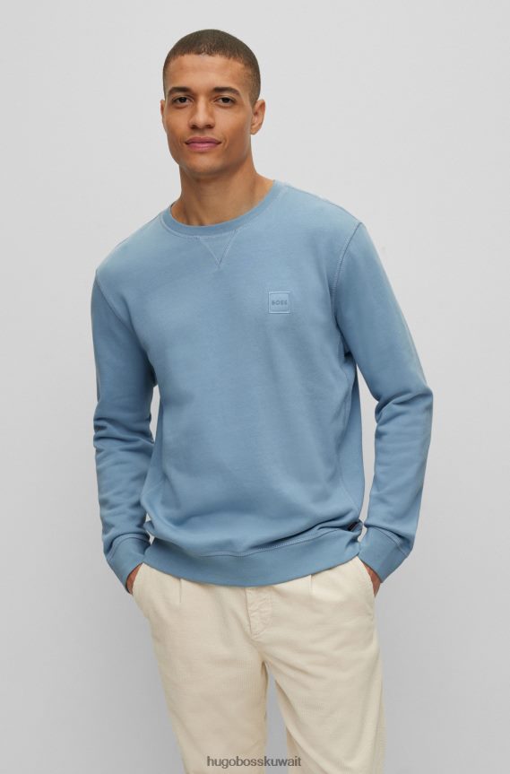 4TFNJN922 أزرق فاتح Hugo Boss كنزة من القطن باللون الأزرق الفاتح مع رقعة شعار هوغو