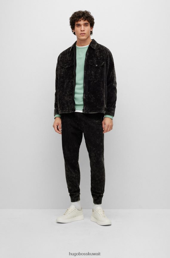 4TFNJN924 اخضر فاتح Hugo Boss كنزة هوغو قطنية مريحة باللون الأخضر الفاتح مع رقعة شعار